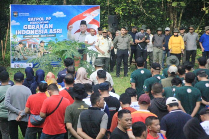 Aksi bersih-bersih sampah Gerakan Indonesia ASRI di kawasan Situ Gede, Bogor, Jumat (8/5/2026). Foto: Harnas.id