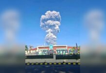 Aktivitas Gunung Dukono Meningkat, Lima Pendaki Dievakuasi dalam Kondisi Luka Erupsi Gunung Dukono mengeluarkan kolom abu vulkanik tinggi di wilayah Halmahera Utara, Maluku Utara. Foto: BNPB