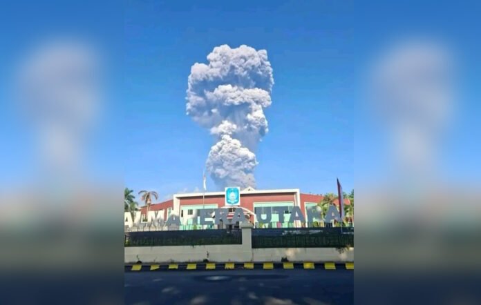 Erupsi Gunung Dukono mengeluarkan kolom abu vulkanik tinggi di wilayah Halmahera Utara, Maluku Utara. Foto: BNPB