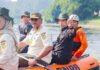 Gerakan Indonesia ASRI Resmi Jalan, Satpol PP Kini Tak Cuma Urus Razia Wali Kota Bogor Dedie A. Rachim saat meninjau kawasan Situ Gede menggunakan perahu dalam rangka Gerakan Indonesia ASRI di Bogor. Foto: Pemkot Bogor.