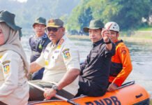 Gerakan Indonesia ASRI Resmi Jalan, Satpol PP Kini Tak Cuma Urus Razia Wali Kota Bogor Dedie A. Rachim saat meninjau kawasan Situ Gede menggunakan perahu dalam rangka Gerakan Indonesia ASRI di Bogor. Foto: Pemkot Bogor.