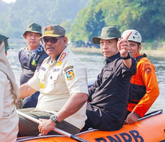 Gerakan Indonesia ASRI Resmi Jalan, Satpol PP Kini Tak Cuma Urus Razia Wali Kota Bogor Dedie A. Rachim saat meninjau kawasan Situ Gede menggunakan perahu dalam rangka Gerakan Indonesia ASRI di Bogor. Foto: Pemkot Bogor.