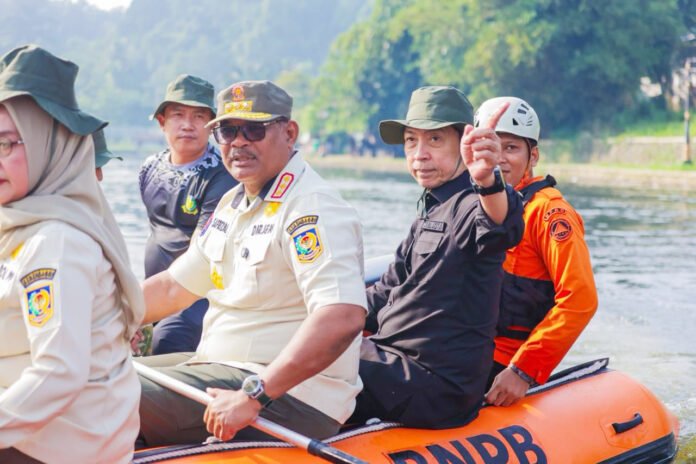 Wali Kota Bogor Dedie A. Rachim saat meninjau kawasan Situ Gede menggunakan perahu dalam rangka Gerakan Indonesia ASRI di Bogor. Foto: Pemkot Bogor.