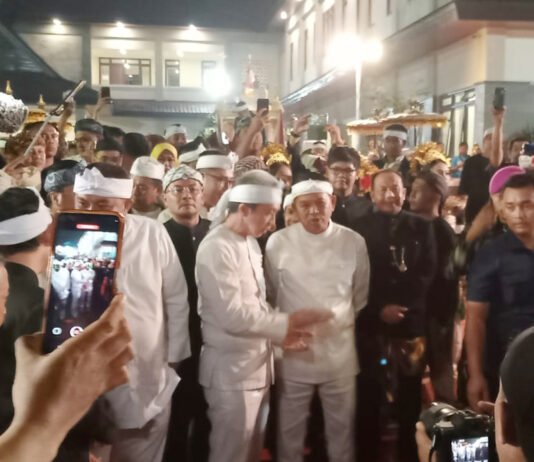 Lautan Warga Padati Kirab Budaya Milangkala Tatar Sunda, Surken hingga Batutulis Berubah Jadi Panggung Tradisi Ribuan warga menyaksikan Kirab Budaya Milangkala Tatar Sunda di kawasan Surya Kencana Kota Bogor. Foto: Harnas.id