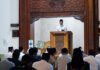 Di Masjid ITS, Mendiktisaintek Singgung Generasi Pintar yang Mulai Kehilangan Arah Batin Mendiktisaintek berbicara tentang hal paling mendasar: menjaga hubungan manusia dengan Tuhan di tengah dunia yang semakin bising. Foto: Humas ITS