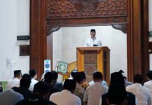 Di Masjid ITS, Mendiktisaintek Singgung Generasi Pintar yang Mulai Kehilangan Arah Batin Mendiktisaintek berbicara tentang hal paling mendasar: menjaga hubungan manusia dengan Tuhan di tengah dunia yang semakin bising. Foto: Humas ITS