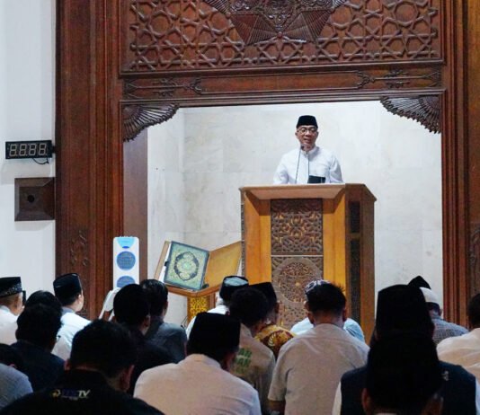 Di Masjid ITS, Mendiktisaintek Singgung Generasi Pintar yang Mulai Kehilangan Arah Batin Mendiktisaintek berbicara tentang hal paling mendasar: menjaga hubungan manusia dengan Tuhan di tengah dunia yang semakin bising. Foto: Humas ITS