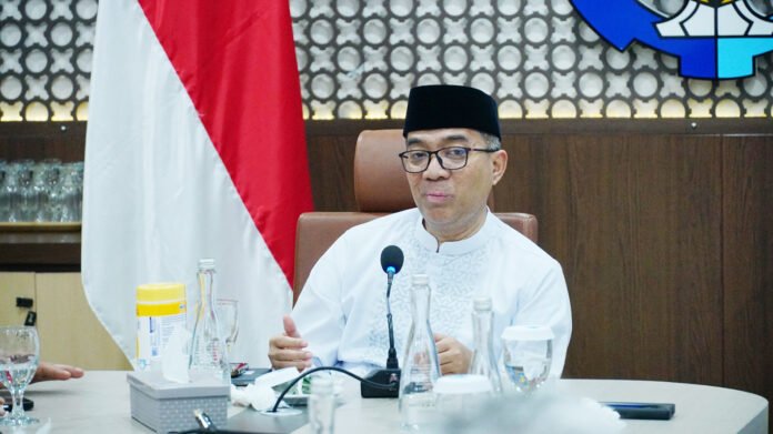 Mendiktisaintek Prof Brian Yuliarto ST MEng PhD saat menjelaskan pentingnya keselarasan riset perguruan tinggi dengan agenda strategis nasional. Foto: Humas ITS