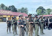 Patroli Gabungan di Nabire Makin Intens, Satgas Damai Cartenz Kawal Titik Rawan hingga Evakuasi Korban Laka Personel Polres Nabire dan Satgas Damai Cartenz saat patroli gabungan pengamanan wilayah di Nabire. Foto: Satgas Cartenz