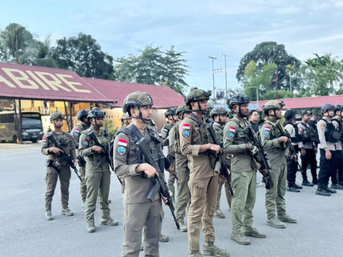 Personel Polres Nabire dan Satgas Damai Cartenz saat patroli gabungan pengamanan wilayah di Nabire. Foto: Satgas Cartenz