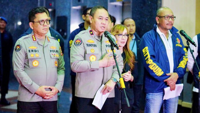 Karopenmas Divhumas Polri Brigjen Pol. Trunoyudo Wisnu Andiko saat paparan pengungkapan judi online jaringan internasional di Jakarta Barat. Foto: Polri