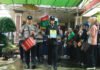 Bripka Arya Gugur Ditembak Saat Pergoki Pelaku Curanmor, Polda Lampung Kawal Perburuan Pelaku Prosesi pemakaman kedinasan Bripka (Anumerta) Arya Supena di Lampung. Foto: Polri