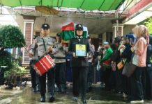 Bripka Arya Gugur Ditembak Saat Pergoki Pelaku Curanmor, Polda Lampung Kawal Perburuan Pelaku Prosesi pemakaman kedinasan Bripka (Anumerta) Arya Supena di Lampung. Foto: Polri