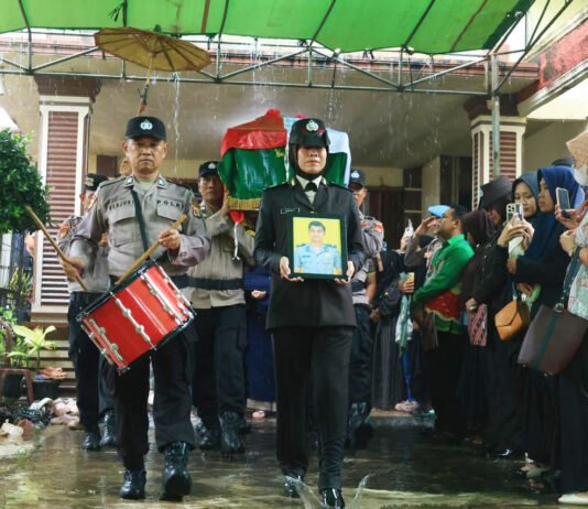 Bripka Arya Gugur Ditembak Saat Pergoki Pelaku Curanmor, Polda Lampung Kawal Perburuan Pelaku Prosesi pemakaman kedinasan Bripka (Anumerta) Arya Supena di Lampung. Foto: Polri