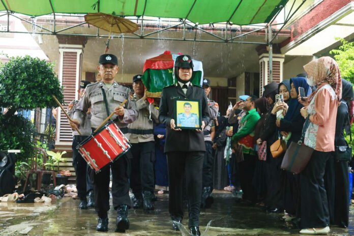 Prosesi pemakaman kedinasan Bripka (Anumerta) Arya Supena di Lampung. Foto: Polri