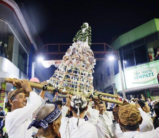 Ribuan Warga Padati Kirab Budaya Bogor, Peluang Ekonomi Ikut Terbuka Pertunjukan budaya Nusantara tampil dalam rangkaian Kirab Budaya di Surya Kencana, Kota Bogor. Foto: Pemkot Bogor