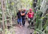 UPDATE: Tiga Pendaki Jadi Korban Erupsi Gunung Dukono, Operasi Pencarian Resmi Berakhir Tim SAR gabungan membawa kantong jenazah korban erupsi gunung api Dukono di Halmahera Utara, Maluku Utara, Minggu (10/5). Foto: Basarnas
