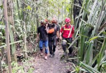 UPDATE: Tiga Pendaki Jadi Korban Erupsi Gunung Dukono, Operasi Pencarian Resmi Berakhir Tim SAR gabungan membawa kantong jenazah korban erupsi gunung api Dukono di Halmahera Utara, Maluku Utara, Minggu (10/5). Foto: Basarnas
