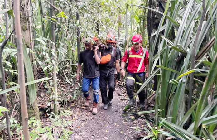 Tim SAR gabungan membawa kantong jenazah korban erupsi gunung api Dukono di Halmahera Utara, Maluku Utara, Minggu (10/5). Foto: Basarnas