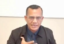 JKA di Tengah Tarik Ulur Politik Aceh, Om Sur: Rakyat Cuma Mau Bisa Berobat Tokoh masyarakat Aceh Om Sur menyoroti polemik Program Jaminan Kesehatan Aceh di tengah dinamika politik daerah. Foto: Istimewa