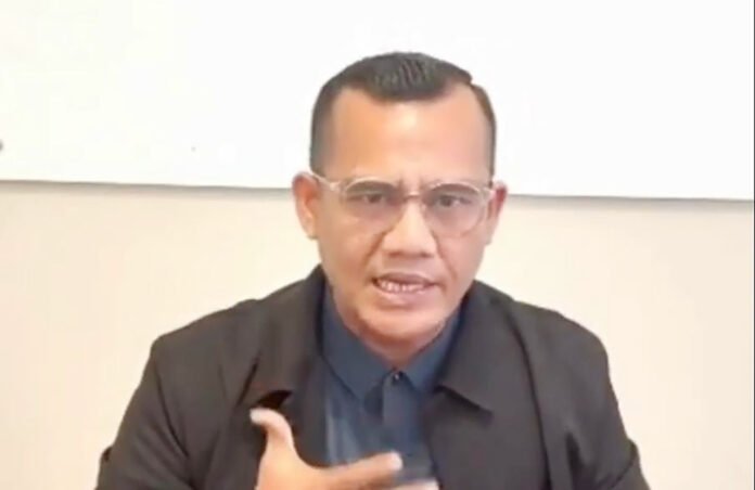 Tokoh masyarakat Aceh Om Sur menyoroti polemik Program Jaminan Kesehatan Aceh di tengah dinamika politik daerah. Foto: Istimewa