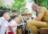 Sekolah Islam Ibnu Hajar Lawan Tsunami Digital Lewat Panggung Budaya Anak-anak Wakil Wali Kota Bogor Jenal Mutaqin berinteraksi dengan murid Sekolah Islam Ibnu Hajar saat kegiatan Gelar Karya. Foto: Pemkot Bogor