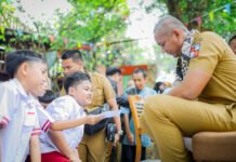 Sekolah Islam Ibnu Hajar Lawan Tsunami Digital Lewat Panggung Budaya Anak-anak Wakil Wali Kota Bogor Jenal Mutaqin berinteraksi dengan murid Sekolah Islam Ibnu Hajar saat kegiatan Gelar Karya. Foto: Pemkot Bogor