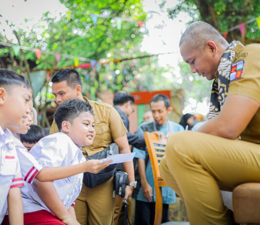 Sekolah Islam Ibnu Hajar Lawan Tsunami Digital Lewat Panggung Budaya Anak-anak Wakil Wali Kota Bogor Jenal Mutaqin berinteraksi dengan murid Sekolah Islam Ibnu Hajar saat kegiatan Gelar Karya. Foto: Pemkot Bogor