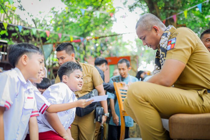 Wakil Wali Kota Bogor Jenal Mutaqin berinteraksi dengan murid Sekolah Islam Ibnu Hajar saat kegiatan Gelar Karya. Foto: Pemkot Bogor