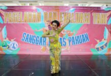Sosok Raina Jadi Bukti Budaya Sunda Masih Hidup di Kalangan Remaja Bogor Raina Maria Santihayu tampil membawakan tari Jaipong dalam kegiatan seni budaya di Kota Bogor. Foto: Harnas.id