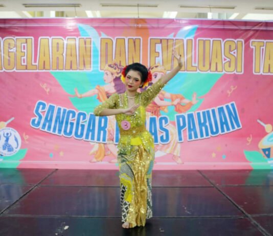 Sosok Raina Jadi Bukti Budaya Sunda Masih Hidup di Kalangan Remaja Bogor Raina Maria Santihayu tampil membawakan tari Jaipong dalam kegiatan seni budaya di Kota Bogor. Foto: Harnas.id