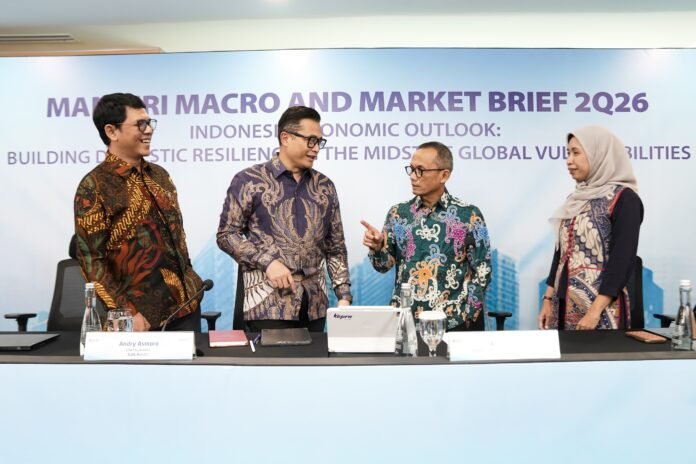 Direktur Treasury & International Banking Bank Mandiri Ari Rizaldi memaparkan prospek pertumbuhan ekonomi Indonesia 2026 dalam Mandiri Macro and Market Brief 2Q26 di Jakarta. Foto: Harnas.id