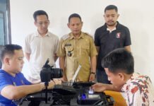 Kelurahan Sempur Buka Layanan Malam E-KTP, Warga Tak Perlu Lagi Antre ke Disdukcapil Warga mengikuti layanan perekaman E-KTP melalui program Layanan Sore Malam di Kelurahan Sempur, Kota Bogor. Foto: Harnas.id