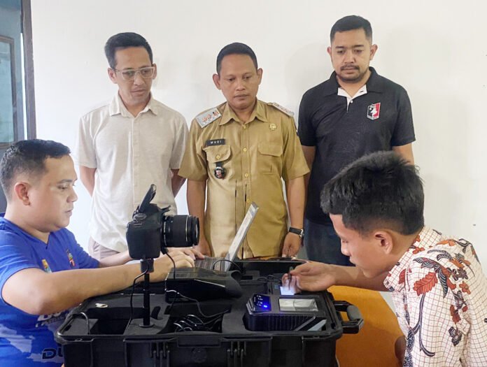 Warga mengikuti layanan perekaman E-KTP melalui program Layanan Sore Malam di Kelurahan Sempur, Kota Bogor. Foto: Harnas.id