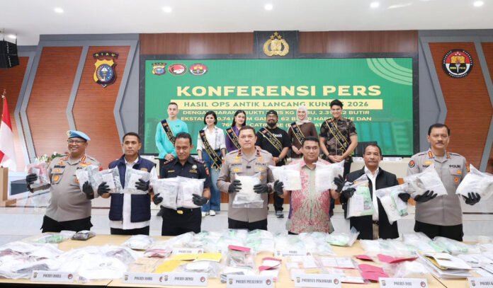 Polda Riau menunjukkan barang bukti hasil pengungkapan kasus narkoba dalam Operasi Antik Lancang Kuning 2026 di Pekanbaru. Foto: Polri