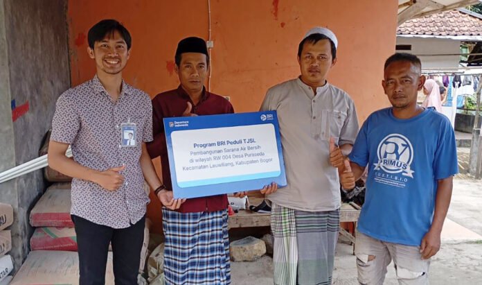 Penyaluran bantuan TJSL BRI Bogor Dewi Sartika kepada masyarakat di sejumlah wilayah Kabupaten Bogor. Foto: Humas BRI