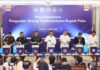 Ratusan Ribu Uang Palsu Dimusnahkan, Polri dan BI Bilang Rupiah Masih Dijaga Ketat Petugas menunjukkan uang rupiah palsu yang dimusnahkan dalam kegiatan bersama Polri dan Bank Indonesia di Jakarta. Foto: Polri