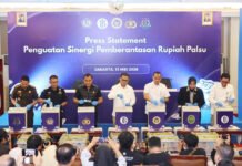Ratusan Ribu Uang Palsu Dimusnahkan, Polri dan BI Bilang Rupiah Masih Dijaga Ketat Petugas menunjukkan uang rupiah palsu yang dimusnahkan dalam kegiatan bersama Polri dan Bank Indonesia di Jakarta. Foto: Polri