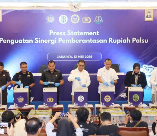 Ratusan Ribu Uang Palsu Dimusnahkan, Polri dan BI Bilang Rupiah Masih Dijaga Ketat Petugas menunjukkan uang rupiah palsu yang dimusnahkan dalam kegiatan bersama Polri dan Bank Indonesia di Jakarta. Foto: Polri