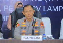 Iming-iming Gaji Rp2 Juta Seminggu, Anak di Bawah Umur Diduga Jadi Korban TPPO ke Surabaya Kapolda Lampung menunjukkan barang bukti dalam konferensi pers pengungkapan kasus dugaan TPPO anak di bawah umur. Foto: Polri