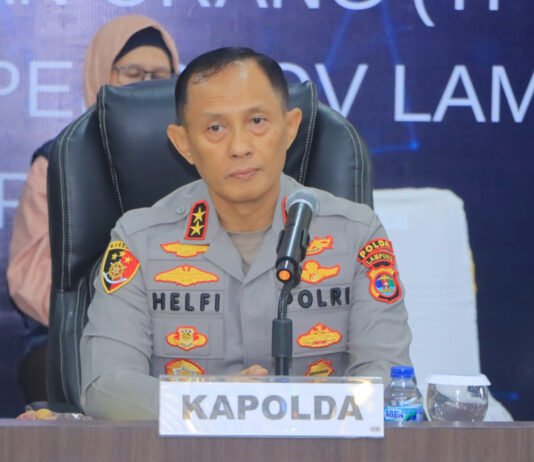 Iming-iming Gaji Rp2 Juta Seminggu, Anak di Bawah Umur Diduga Jadi Korban TPPO ke Surabaya Kapolda Lampung menunjukkan barang bukti dalam konferensi pers pengungkapan kasus dugaan TPPO anak di bawah umur. Foto: Polri