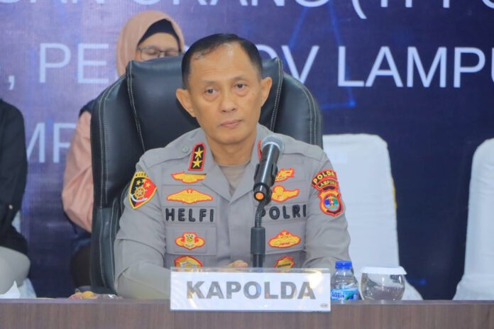Kapolda Lampung menunjukkan barang bukti dalam konferensi pers pengungkapan kasus dugaan TPPO anak di bawah umur. Foto: Polri