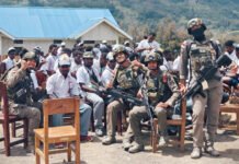 Datang ke Acara Perpisahan Sekolah, Satgas Damai Cartenz Sisipkan Pesan Masa Depan untuk Pelajar Sinak Personel Satgas Damai Cartenz saat menghadiri kegiatan perpisahan pelajar di Distrik Sinak, Kabupaten Puncak, Papua Tengah. Foto: Satgas Cartenz