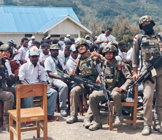 Datang ke Acara Perpisahan Sekolah, Satgas Damai Cartenz Sisipkan Pesan Masa Depan untuk Pelajar Sinak Personel Satgas Damai Cartenz saat menghadiri kegiatan perpisahan pelajar di Distrik Sinak, Kabupaten Puncak, Papua Tengah. Foto: Satgas Cartenz