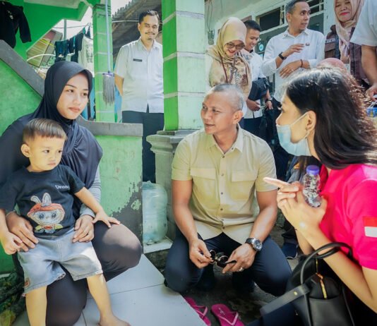 Enam Bulan Didampingi, 15 Balita di Bogor Timur Keluar dari Status Stunting Wakil Wali Kota Bogor meninjau kondisi balita penerima program penanganan stunting di Kelurahan Katulampa. Foto: Pemkot Bogor