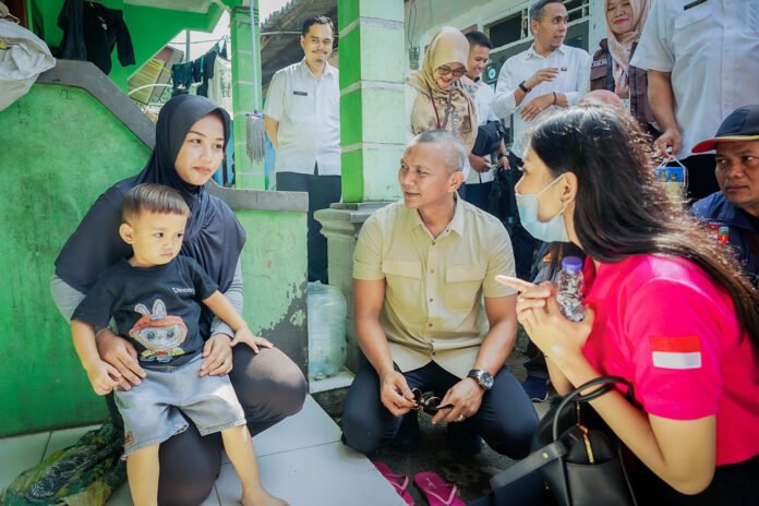 Wakil Wali Kota Bogor meninjau kondisi balita penerima program penanganan stunting di Kelurahan Katulampa. Foto: Pemkot Bogor