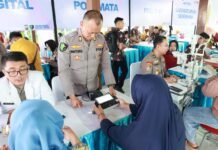 Polda Jatim Datang ke Desa di Nganjuk, Ribuan Warga Antre Cek Kesehatan dan Ambil Sembako Warga mengikuti layanan kesehatan gratis dalam kegiatan bakti sosial Polda Jatim di Nganjuk. Foto: Polri