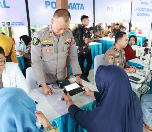 Polda Jatim Datang ke Desa di Nganjuk, Ribuan Warga Antre Cek Kesehatan dan Ambil Sembako Warga mengikuti layanan kesehatan gratis dalam kegiatan bakti sosial Polda Jatim di Nganjuk. Foto: Polri