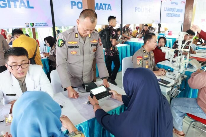 Warga mengikuti layanan kesehatan gratis dalam kegiatan bakti sosial Polda Jatim di Nganjuk. Foto: Polri