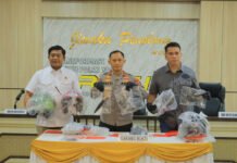 Polda Lampung Bongkar Curat Maut Penembak Bripka Arya Supena, Pelaku Sempat Kubur Senjata Polisi Kapolda Lampung Irjen Pol Helfi Assegaf saat merilis pengungkapan kasus curat ranmor yang menewaskan Bripka Arya Supena. Foto: Polri